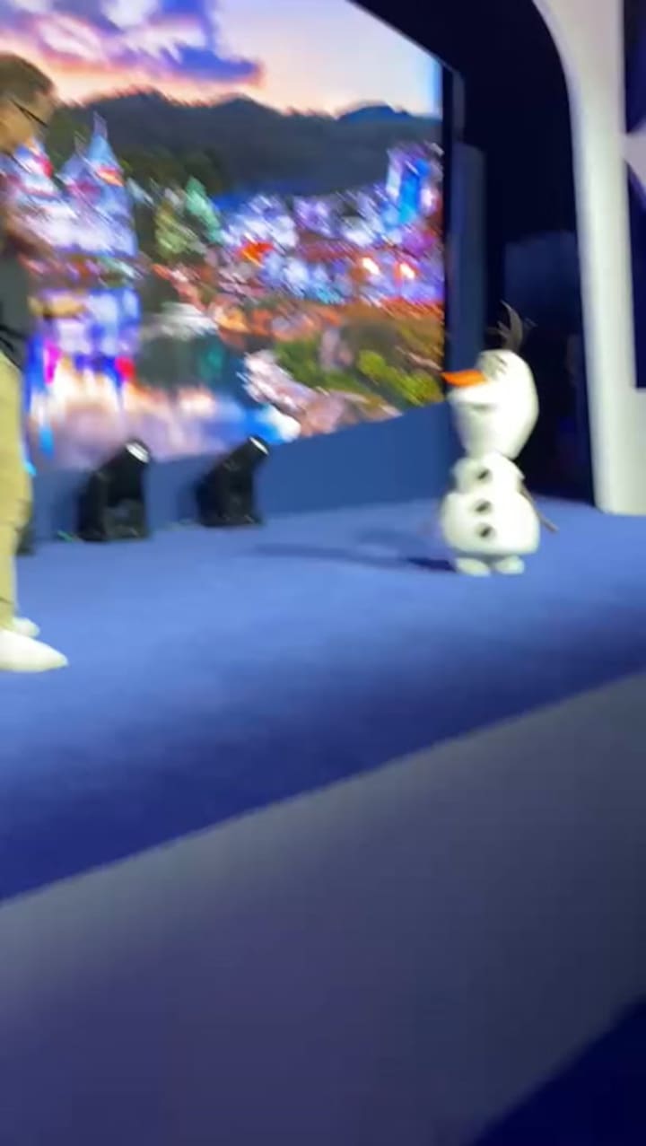 La presentación del robot Olaf en D23