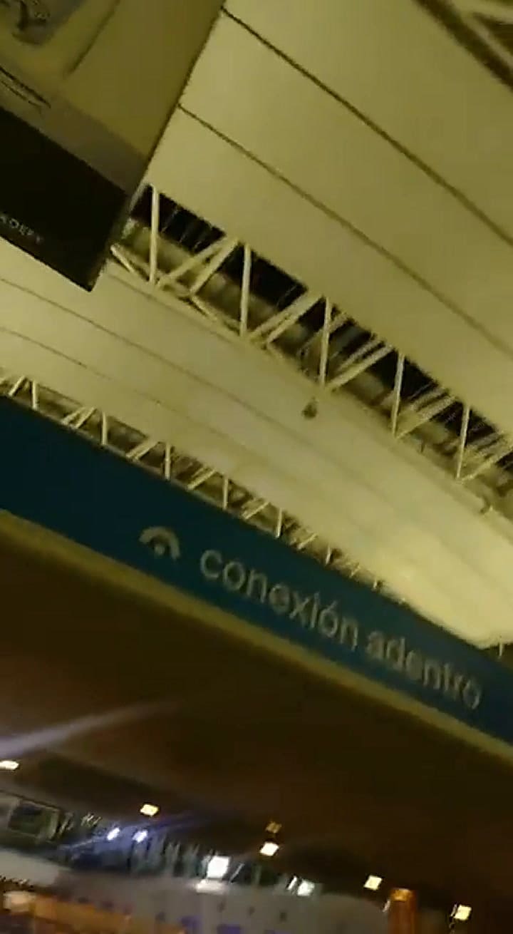 Se voló parte del techo del aeropuerto de Ezeiza