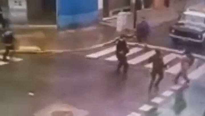 Apuñaló a un hombre y luego quiso agredir a policías