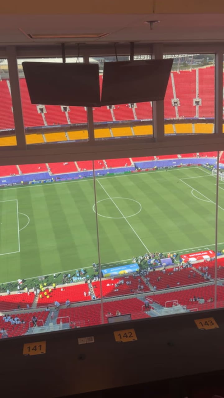 La cancha vacía todavía a poco más de dos horas