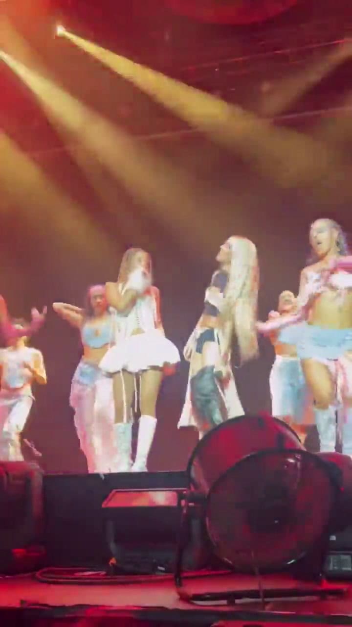 Tini Stoessel dijo presente en el show de Emilia Mernes