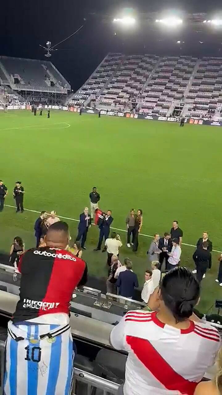 Le regalaron una camiseta de Newell's a David Beckham