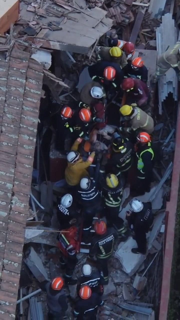 El rescate de la mujer entre los escombros