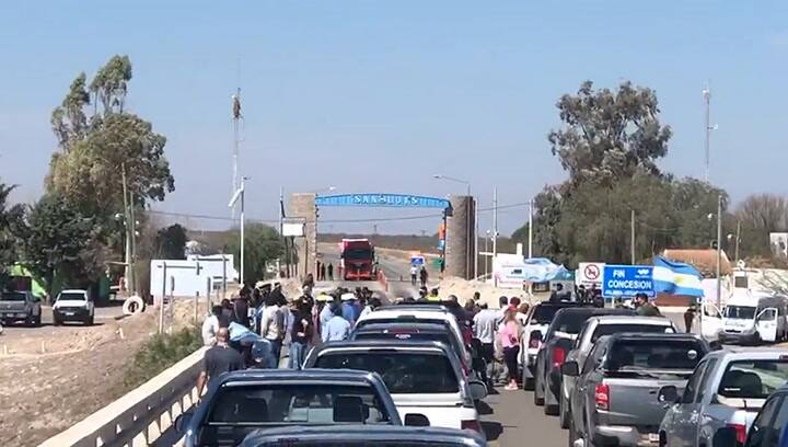 Productores mendocinos cortaron la ruta 7