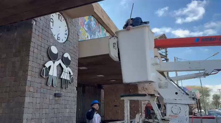 Trasladan el reloj del Festiva de Doma para su reparación