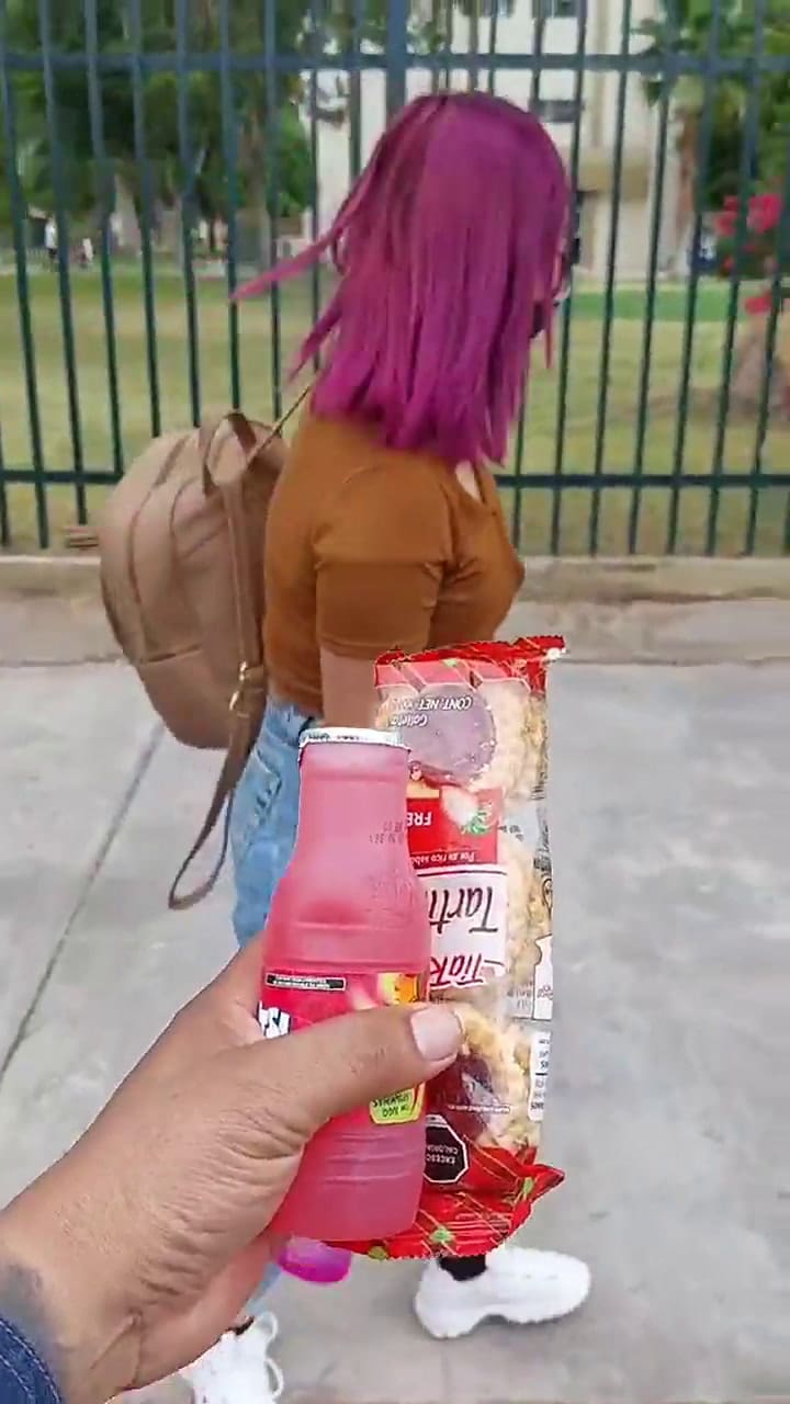 Padre lleva el almuerzo a su hija en su inicio universitario y se vuelve viral en TikTok