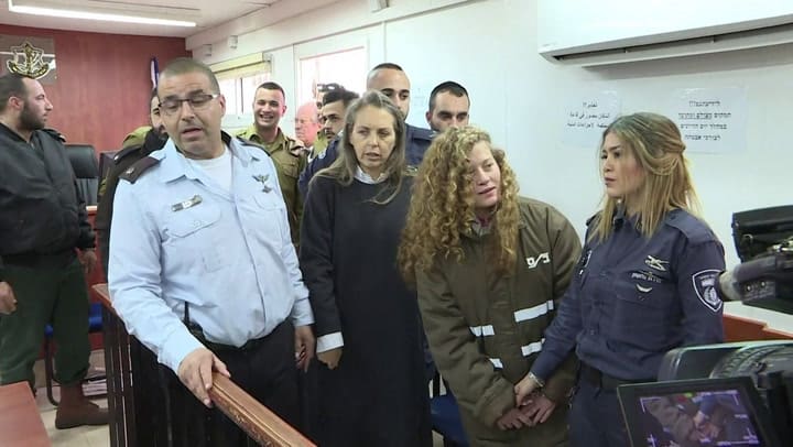 Israel mantiene en prisión hasta juicio a joven palestina que golpeó a soldados