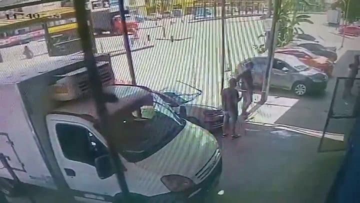 La previa a que el hombre choque a su padre