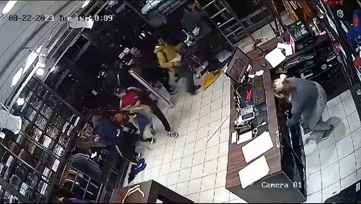Saqueo en un local de ropa de Moreno