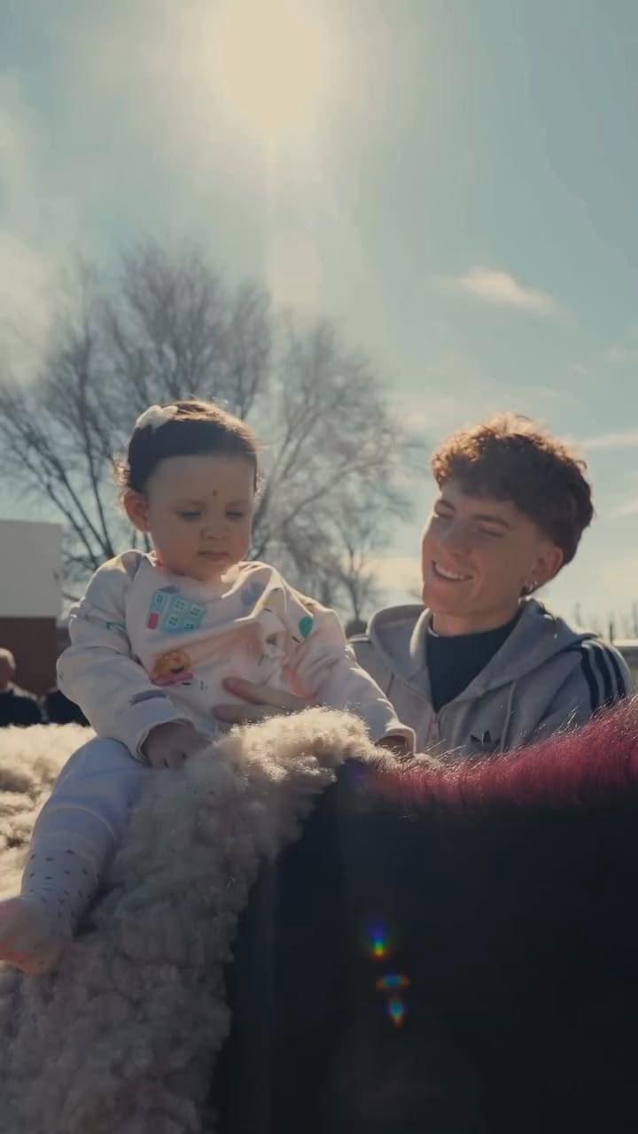 Valentín Barco le regaló un pony a su hija de 1 año