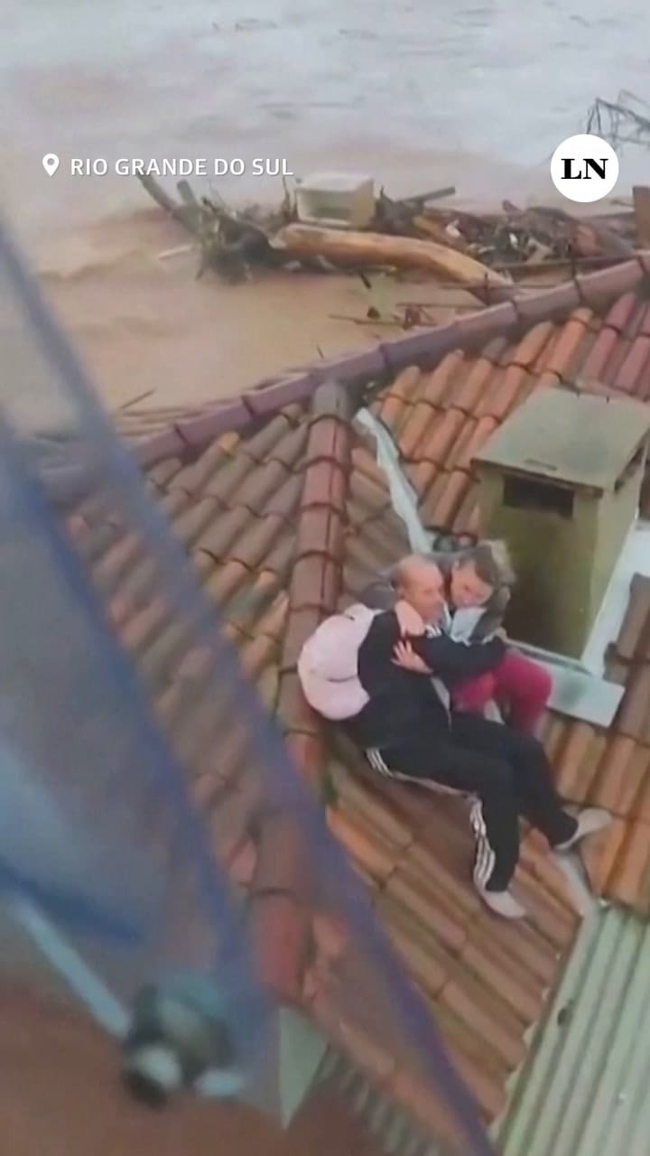 Imágenes impactantes: el rescate de una familia afectada por las inundaciones en Brasil