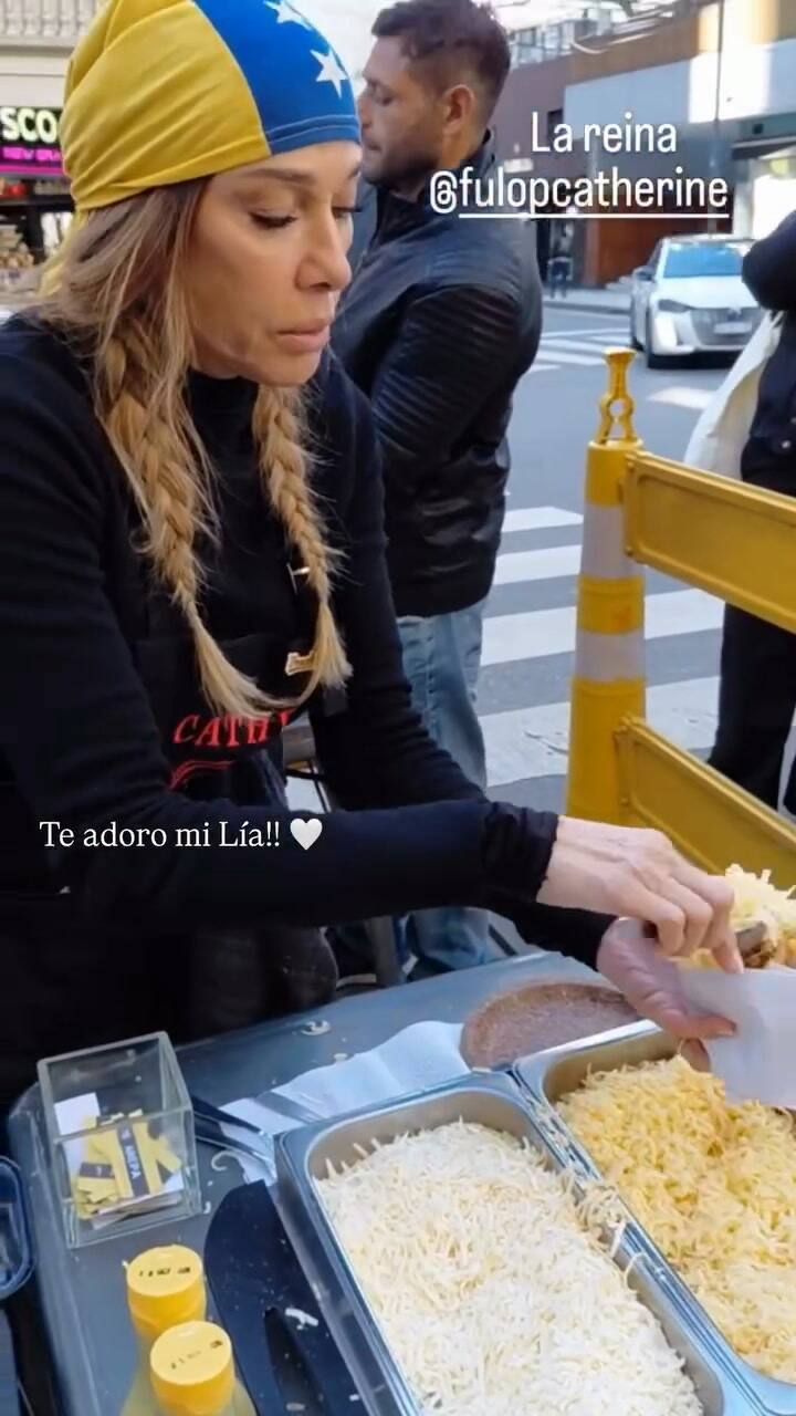 Catherine Fulop en acción: armó arepas para los comensales y seguidores