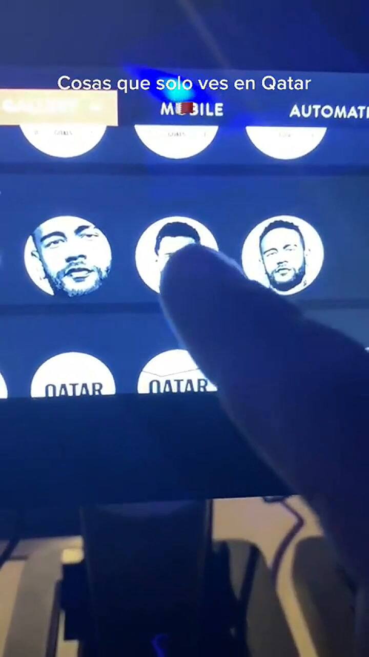 Un aficionado muestra las cervezas personalizadas en Qatar