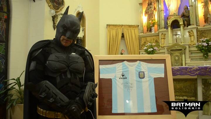 El Batman solidario sortea una camiseta de Maradona autografiada