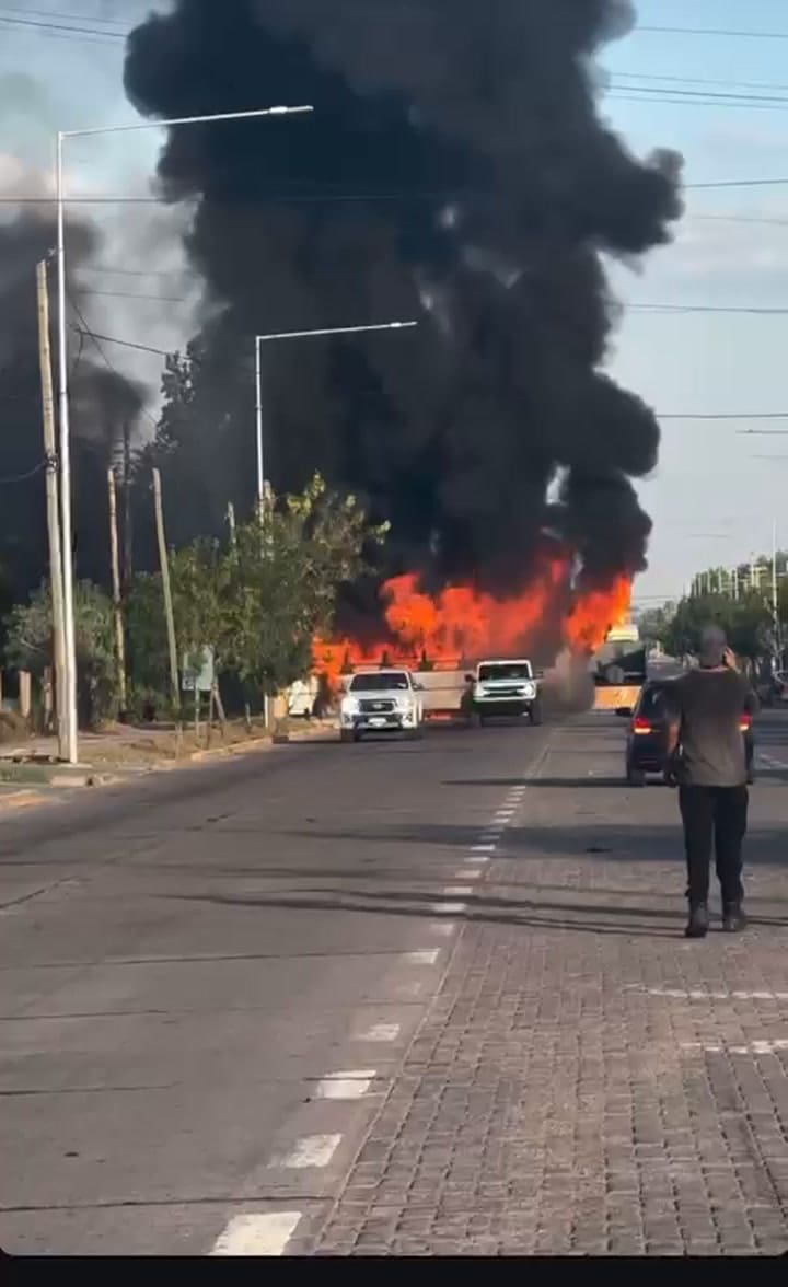 Chocaron un camión y un micro en Mendoza