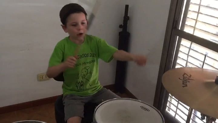 Máximo de 6 años toca la batería