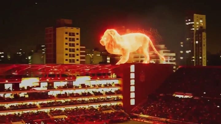Un León de fuego apareció en la fiesta de Estudiantes y caminó por arriba del nuevo estadio- Fuente
