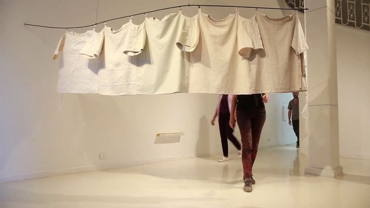 Instrucciones para crear una obra de arte-Rodeados en Miranda Bosch y Cecilia Caballero Arte Contem