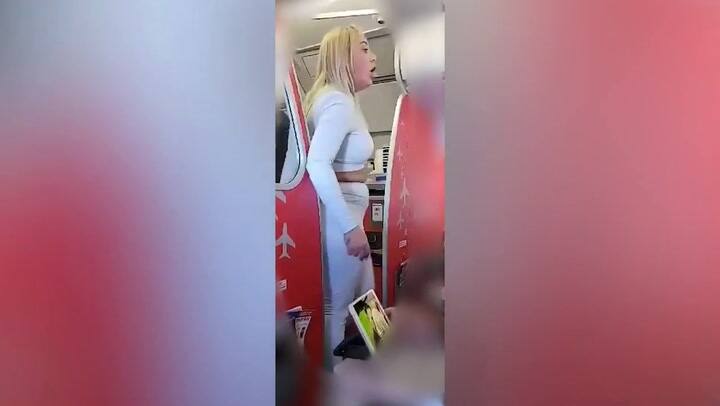 La discusión de la pasajera en el avión