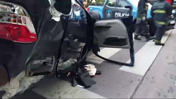 Un auto, con 9 personas a bordo, volcó tras chocar una parada del Metrobús