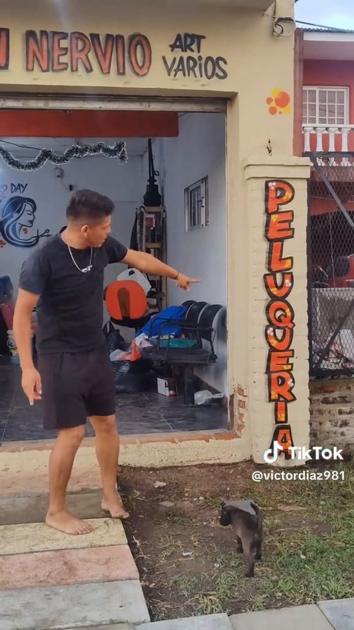 Así presentó Víctor su peluquería