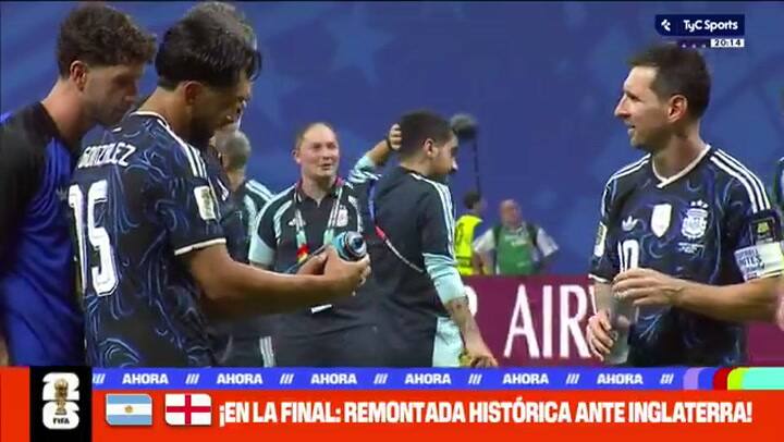 Lionel Messi, Nicolás González y Marcos Senesi revisando el machete de Pickford