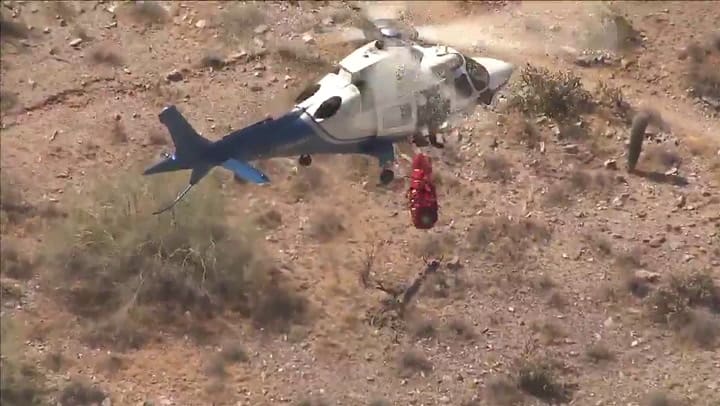 Un helicóptero rescató a una anciana pero la camilla terminó girando fuera de control - Fuente: TW