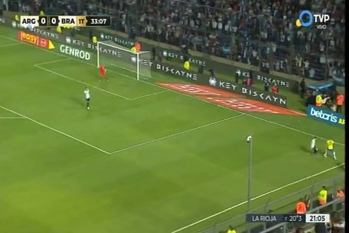Codazo de Otamendi