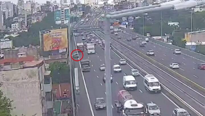 Un colectivo de larga distancia chocó contra un auto