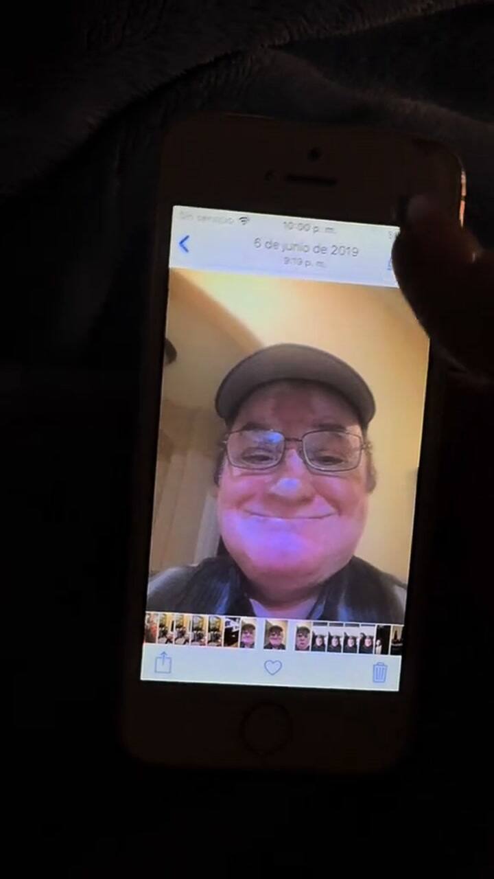 Una joven mostró el descubrimiento que hizo en el celular de su abuelo