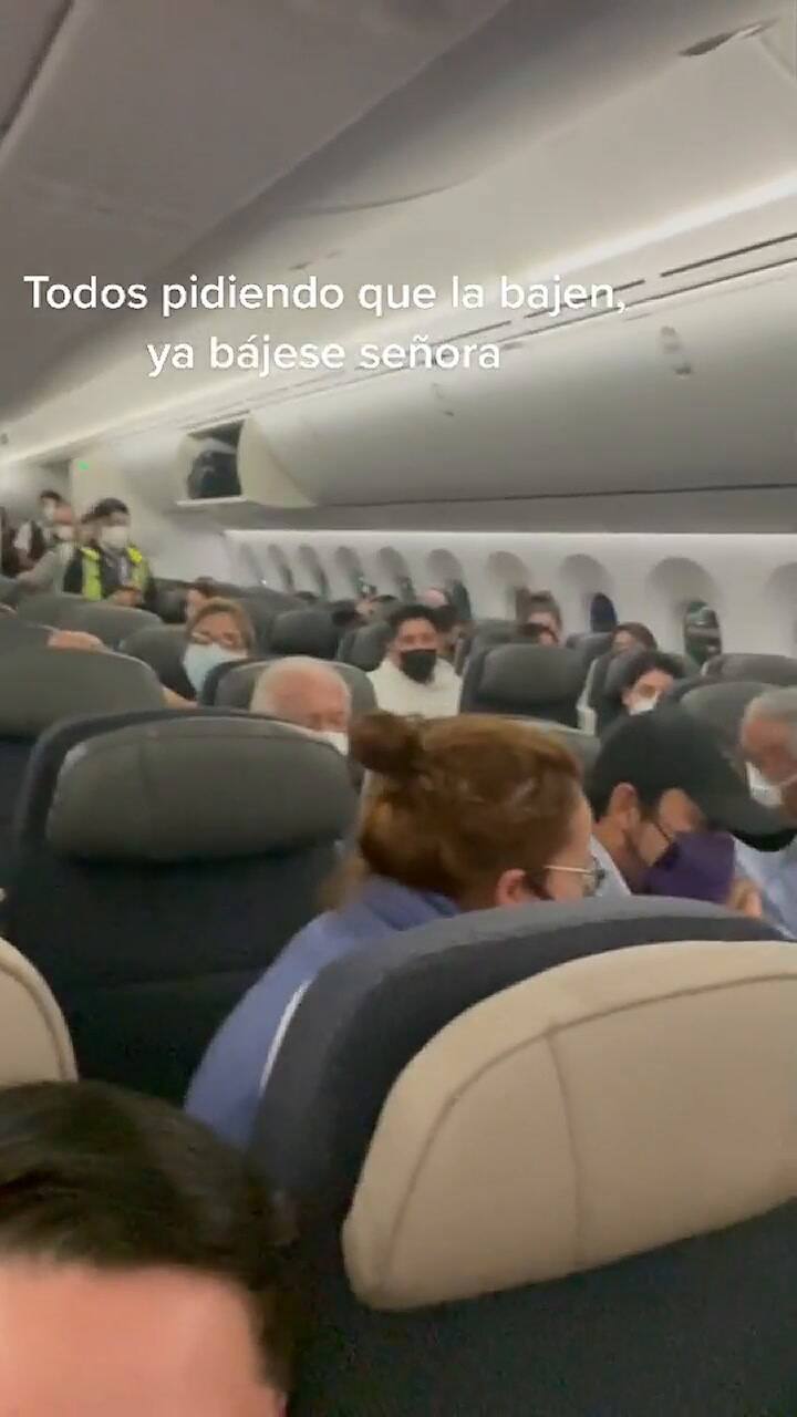 Escándalo en el avión se cambió de asiento y retrasó una hora el vuelo