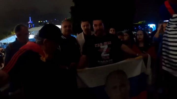El padre de Novak Djokovic posando con simpatizantes de Putin