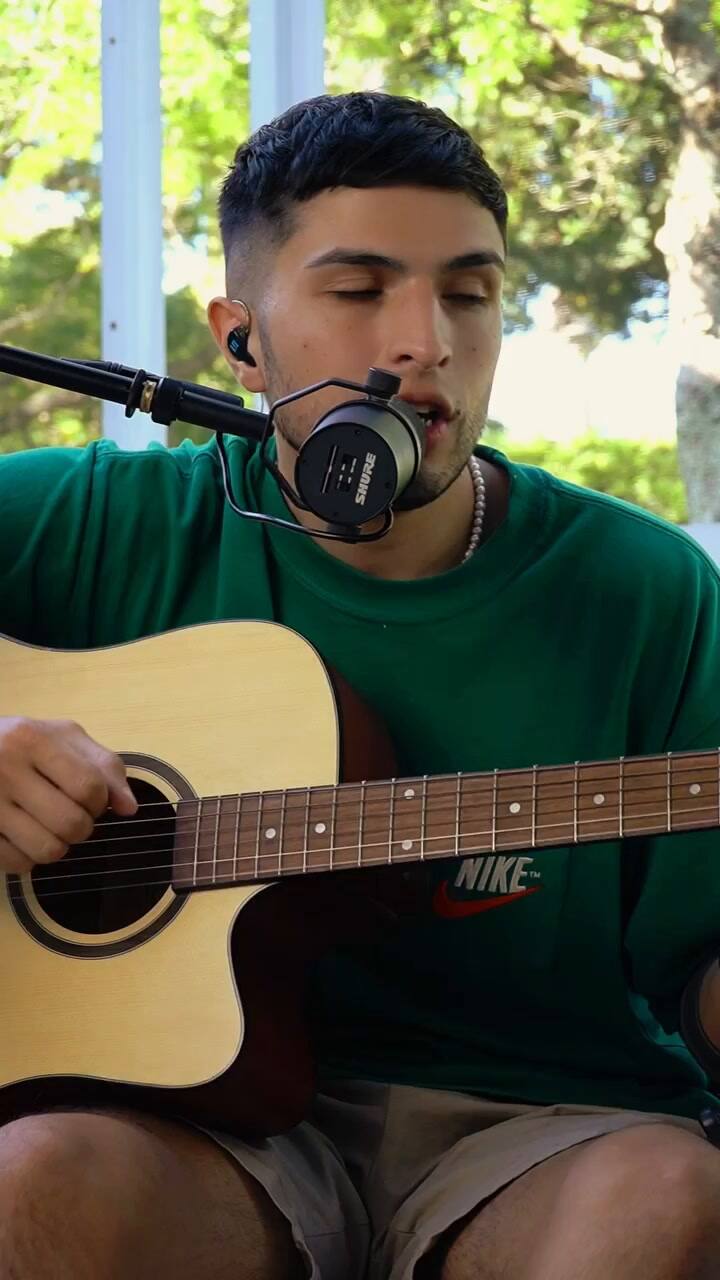 Luciano Quiroga canta "Domingo De Mañana", en Español