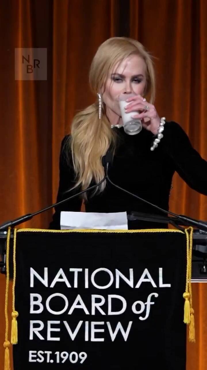 Nicole Kidman realizó un sorpresivo homenaje a su personaje en Babygirl al beber un vaso de leche en una ceremonia