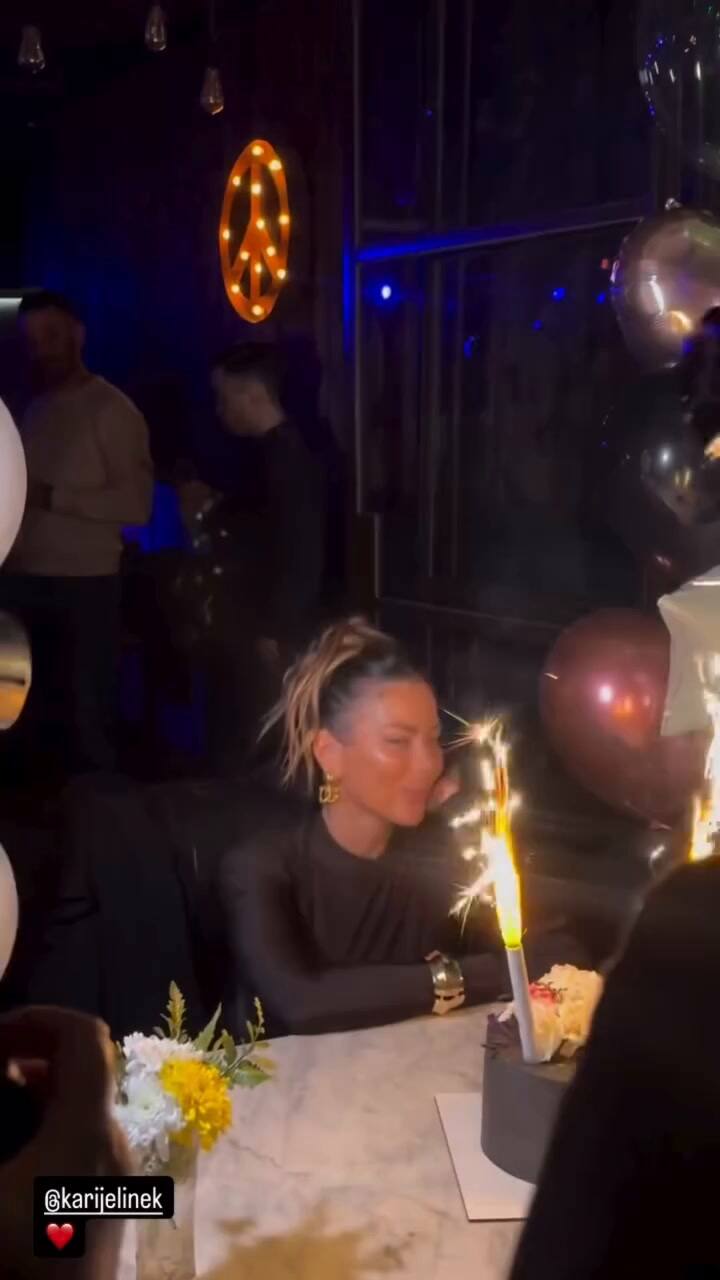 La torta de Karina Jelinek fue de color negro con detalles en dorado y flores comestibles