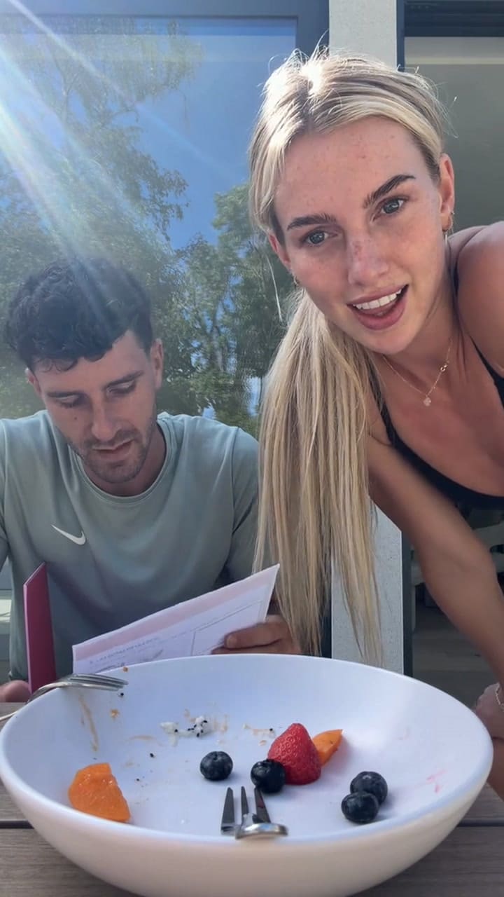 Marcos Senesi puso a prueba el español de Kelci-Rose Bowers