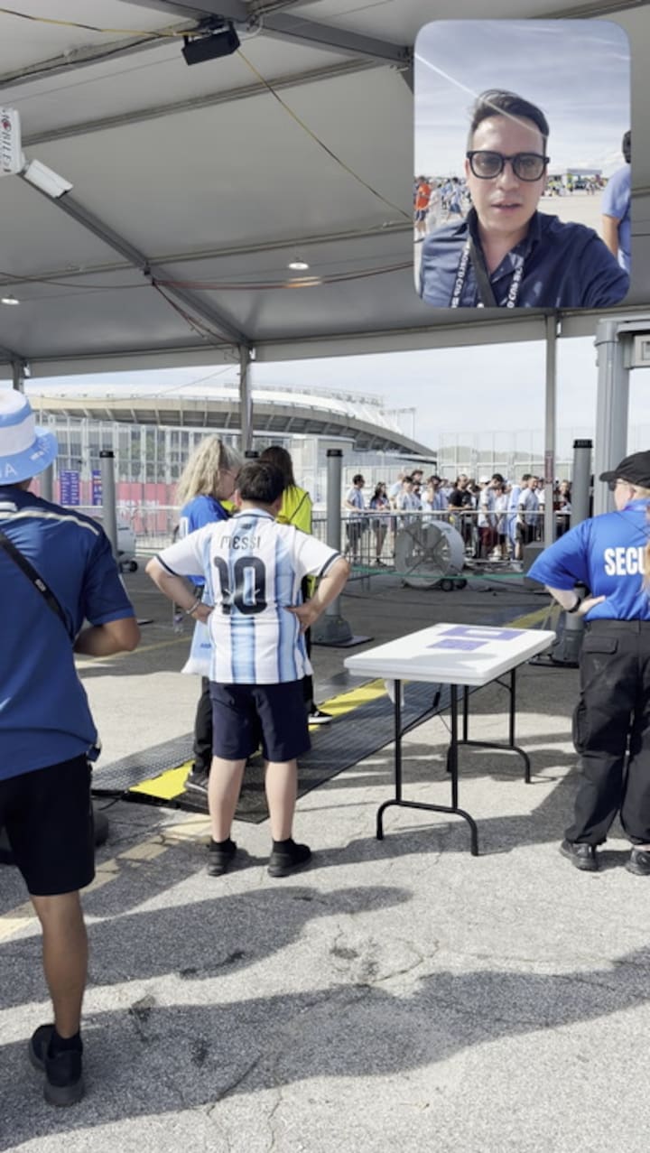 Ingreso de a uno, cacheos y una fila interminable para entrar al estadio Arrowhead (Crédito: Matías Boela)