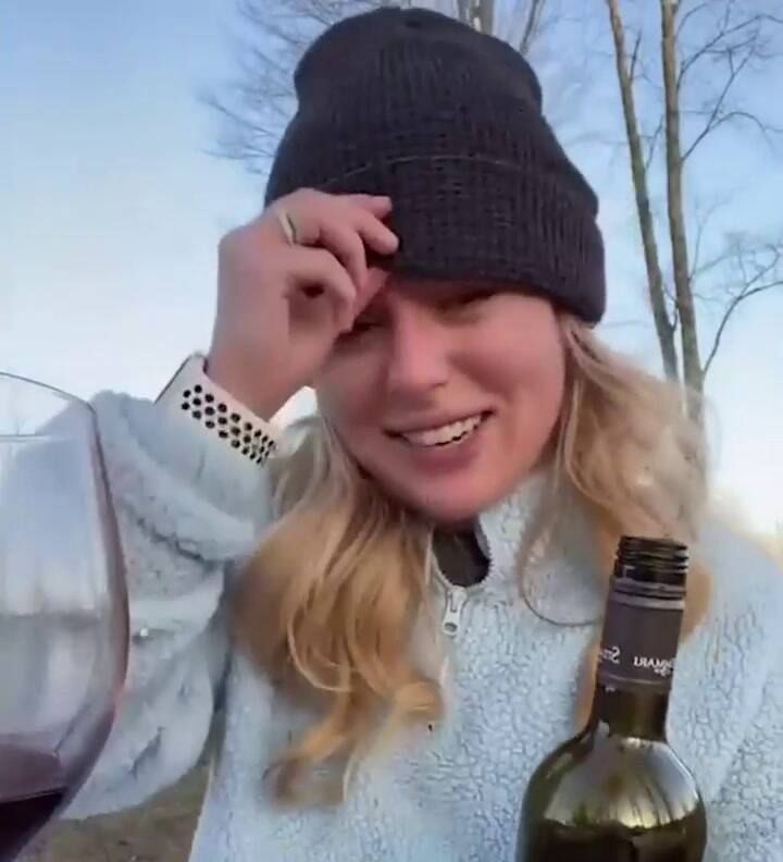 Publicó una foto con una copa de vino sin darse cuenta de lo que se reflejaba en el vidrio