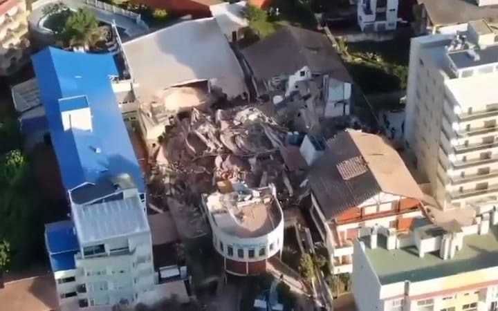 Derrumbe en Villa Gesell: entre los escombros hay personas atrapadas.