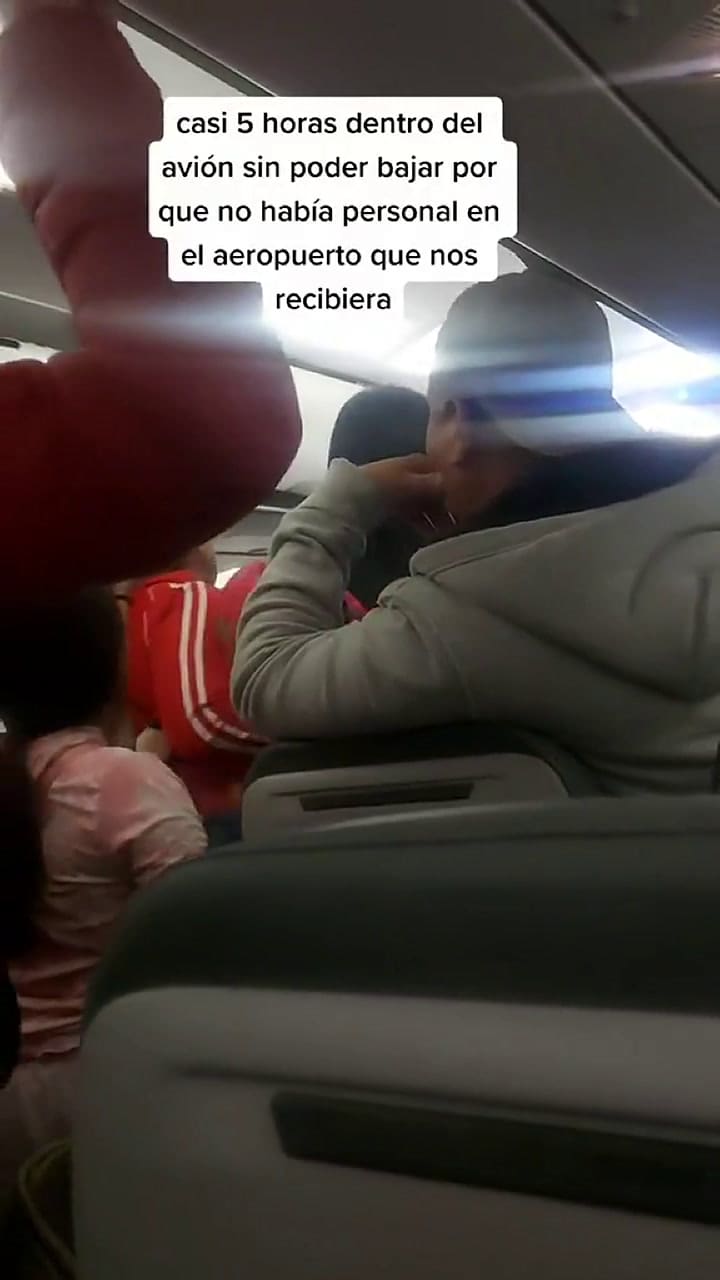 La tiktoker grabó cómo las azafatas les pidieron permanecer sentados en espera de indicaciones