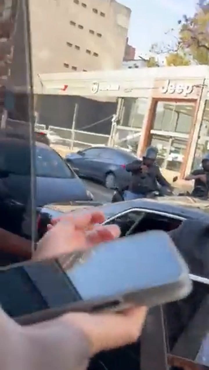 Camino a la Quinta de Olivos, Javier Milei se bajó del auto para saludar a un grupo de niños GIF