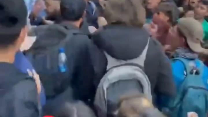 Golpes e insultos entre estudiantes de la UNLP y dirigentes y militantes libertarios