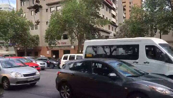 Van llegando los militares a la céntrica Plaza Italia