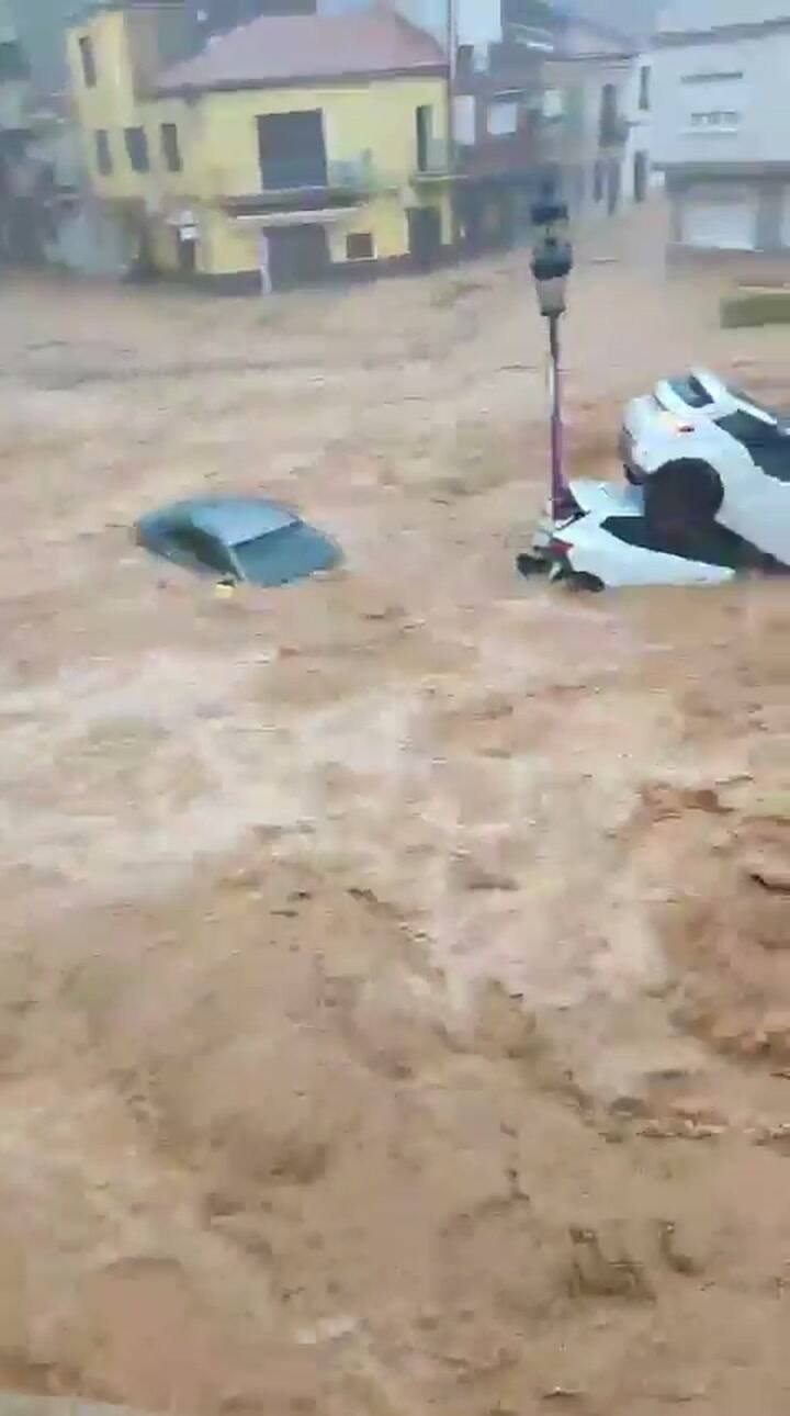 Varios autos fueron arrastrados por la riada