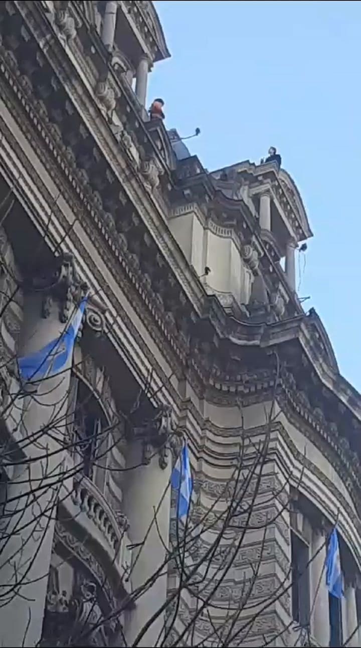 Un hombre amenaz con saltar al vacío frente a Galerías Pacífico (3)