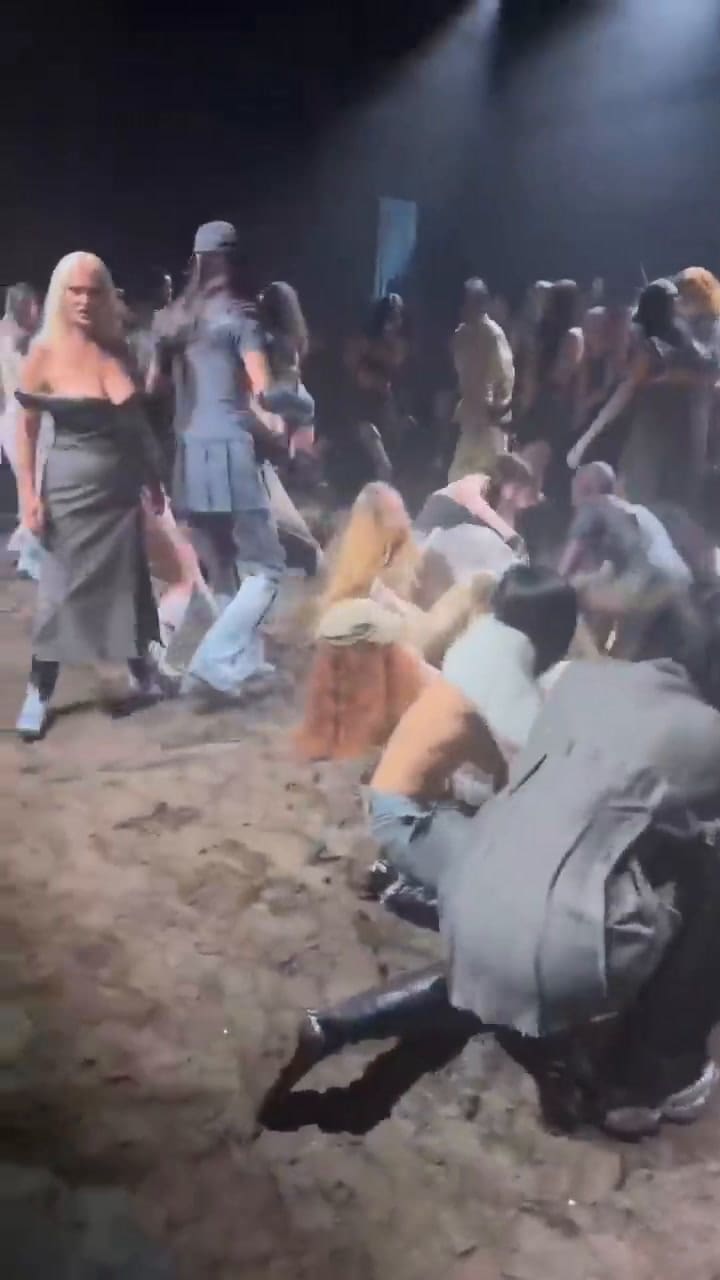 Disruptivo: Así fue el cierre caótico del desfile de Elena Velez