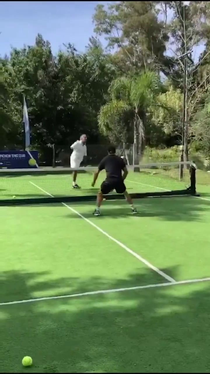 Daniel Scioli juega al paddle en el Pichichi Tenis Club