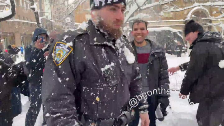 Bolas de nieve a policías de Nueva York