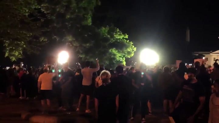 La policía tira gas en la Plaza Lafayette contra los manifestantes - Fuente: Twitter