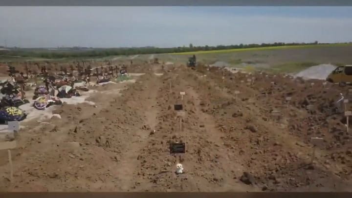 Así se ven las fosas comunes de Mariúpol